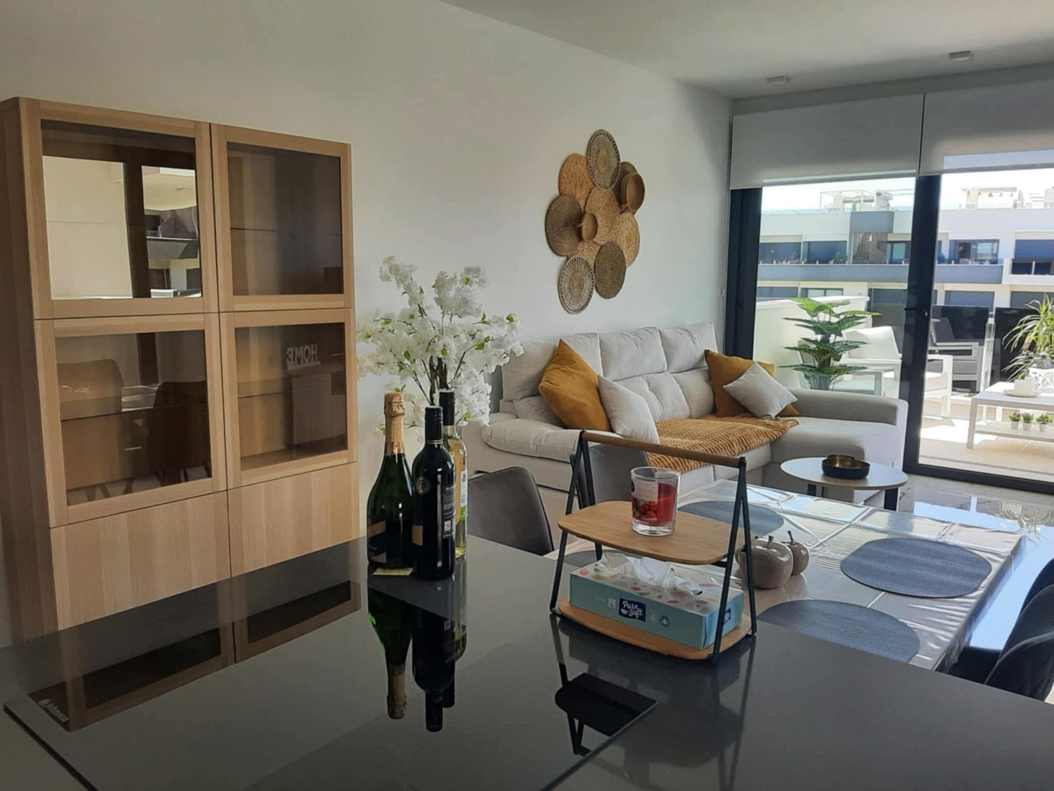 Eettafel met zicht op de zithoek