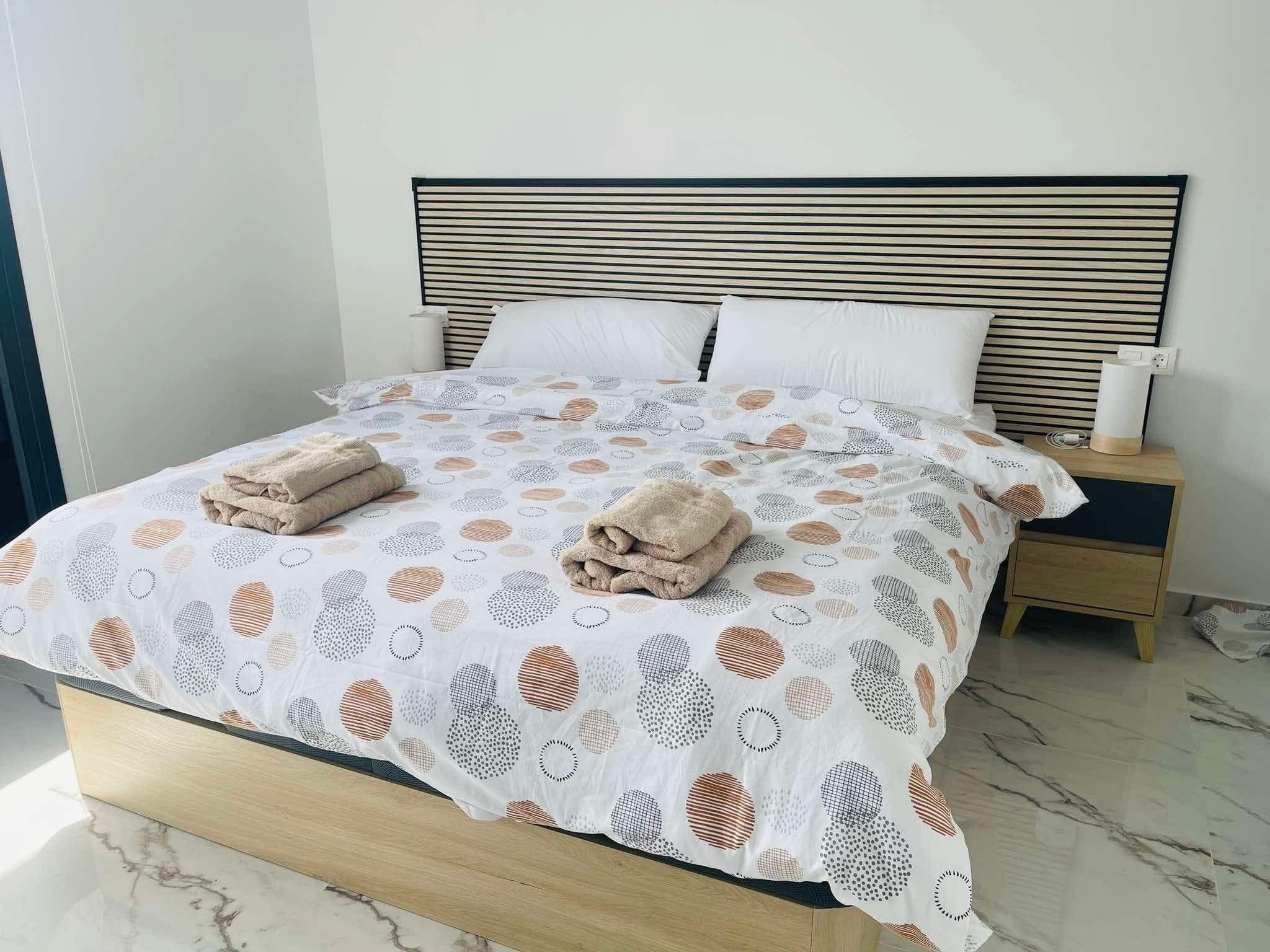 Slaapkamer met tweepersoonsbed en boxspring