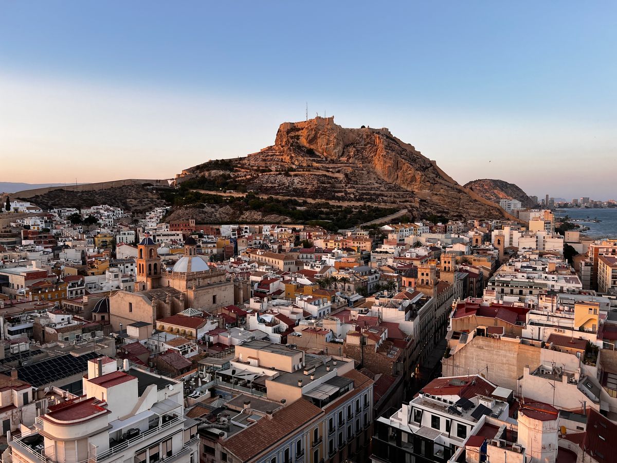 Alicante met het kasteel van Santa Bárbara boven de stad
